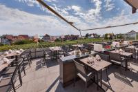 Hotel Restaurant Hansjakob في هاغنو: مطعم بطاولات وكراسي على فناء