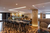 un restaurante con una mesa larga y sillas en Radisson Blu Hotel, Antwerp City Centre, en Amberes