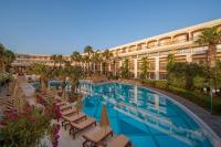 アデリアノス・カンポスにあるRethymno Palaceのスイミングプール、椅子、