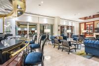 A seating area at Eurostars Gran Hotel Santiago