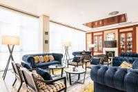 A seating area at Eurostars Gran Hotel Santiago