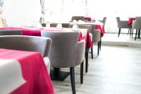 A restaurant or other place to eat at Pension & Restaurant La Amalia