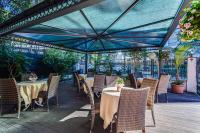 A restaurant or other place to eat at Hotel Villa Pina
