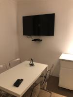 Televízia a/alebo spoločenská miestnosť v ubytovaní Madera House