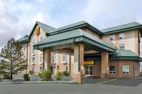 Un edificio de hotel con un cartel delante. en Super 8 by Wyndham Edmonton International Airport, en Leduc