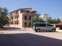 The building in which az apartmanhoteleket is located