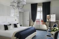 Llit o llits en una habitaci&oacute; de H&ocirc;tel Barri&egrave;re L&#39;Hermitage