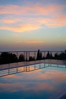 Bazén v ubytování Panoramic Sunset nebo v jeho okolí