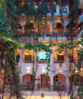 un edificio con un montón de plantas. en Inn Seventh Heaven, en Pushkar