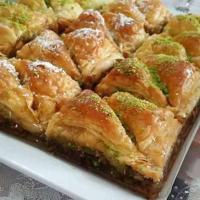 Un primer plano de un postre en un plato. en Népliget Hotel, en Budapest