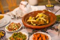 uma mesa com uma tigela de comida numa mesa em Riad Fes Iline em Fez