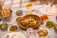uma mesa com pratos e uma tigela de comida em Riad Fes Iline em Fez