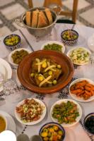 uma mesa com uma tigela de comida numa mesa em Riad Fes Iline em Fez