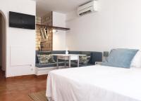 A television and/or entertainment centre at Apartamentos Albertos