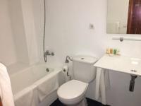 A bathroom at Apartamentos Albertos