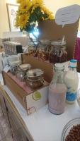 een doos met potjes eten op een tafel bij Hotel Vila Ružica- glavna zgrada i depandanse in Crikvenica
