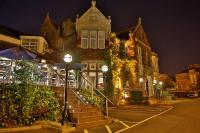 un edificio con una escalera que conduce a él por la noche en Best Western Motherwell Centre Moorings Hotel, en Motherwell