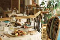 Best Western Moores Central Hotel في سان بيتر بورت: طاولة عليها طبقين من الطعام