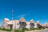 un edificio con una bandera americana delante en Super 8 by Wyndham Laramie, en Laramie