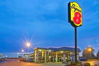 una señal para una gasolinera de velocidad ocho por la noche en Super 8 by Wyndham Shawnee, en Shawnee