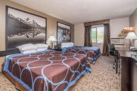 una habitación de hotel con una cama y un escritorio en Super 8 by Wyndham Boise, en Boise