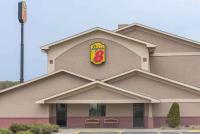 un edificio de comida rápida con un cartel de McDonalds en él en Super 8 by Wyndham Youngstown&#47;Austintown, en Youngstown