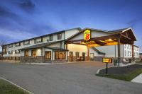Un gran edificio con un cartel delante. en Super 8 by Wyndham Bozeman, en Bozeman