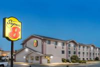 un hotel con un cartel delante en Super 8 by Wyndham Aberdeen MD, en Aberdeen