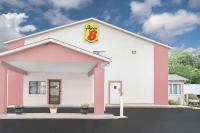 un edificio con un cartel krispy kreme en él en Super 8 by Wyndham East Moline, en East Moline