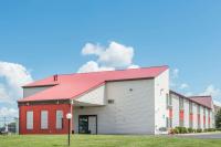 un gran edificio blanco y rojo con techo rojo en Super 8 by Wyndham O&#39;Fallon MO&#47;St. Louis Area, en O&#39;Fallon