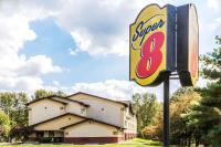 una señal para un motel super ocho en frente de un edificio en Super 8 by Wyndham East Stroudsburg - Poconos, en East Stroudsburg
