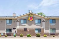 Un hotel con un cartel en la entrada. en Super 8 by Wyndham Hampton, en Hampton