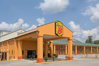 un edificio de McDonalds con un cartel en él en Super 8 by Wyndham Covington, en Covington