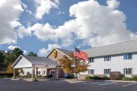 un hotel con una bandera americana delante de él en Super 8 by Wyndham Adrian, en Adrian