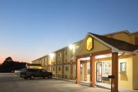 un edificio con un coche aparcado delante en Super 8 by Wyndham Chickasha, en Chickasha