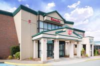 セントジョンズにあるRamada by Wyndham St. John&#39;sの標識付き土手