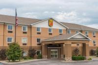 una vista frontal de un hotel con bandera en Super 8 by Wyndham St Robert Ft Leonard Wood Area, en Saint Robert