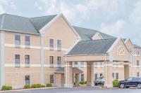 Un gran edificio con coches aparcados delante. en Super 8 by Wyndham Freeport, en Freeport