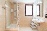 A bathroom at Hotel Continental