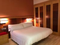 Postel nebo postele na pokoji v ubytování Hostal de la Gloria