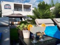 Nápoje v ubytovaní Villa Maris- beachfront villa with exclusive pool