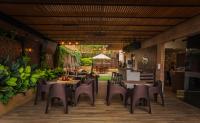 um restaurante com mesas e cadeiras e um pátio em Hotel Lomas 10 Medellin em Medellín