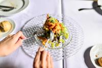 una persona comiendo un tazón de comida en una mesa en Hotel Oromana, en Alcalá de Guadaira