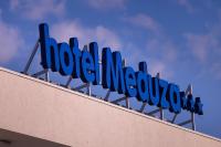 Palkinto, sertifikaatti, kyltti tai muu asiakirja, joka on esill&auml; majoituspaikassa Meduza Hotel