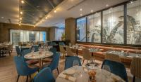 un ristorante con tavoli rotondi e sedie blu di The Morgan Hotel a Dublino