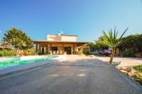 Bazén v ubytovaní Villa Deluxe alebo v jeho blízkosti