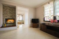 Televízia a/alebo spoločenská miestnosť v ubytovaní Villa Deluxe