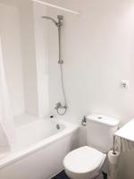 A bathroom at Apartamentos Albertos
