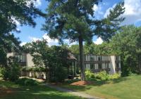 un edificio con un árbol delante en The Inn at Houndslake, en Aiken