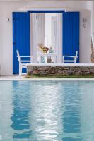 Bazén v ubytovaní Villa Del Sol Mykonos alebo v jeho blízkosti